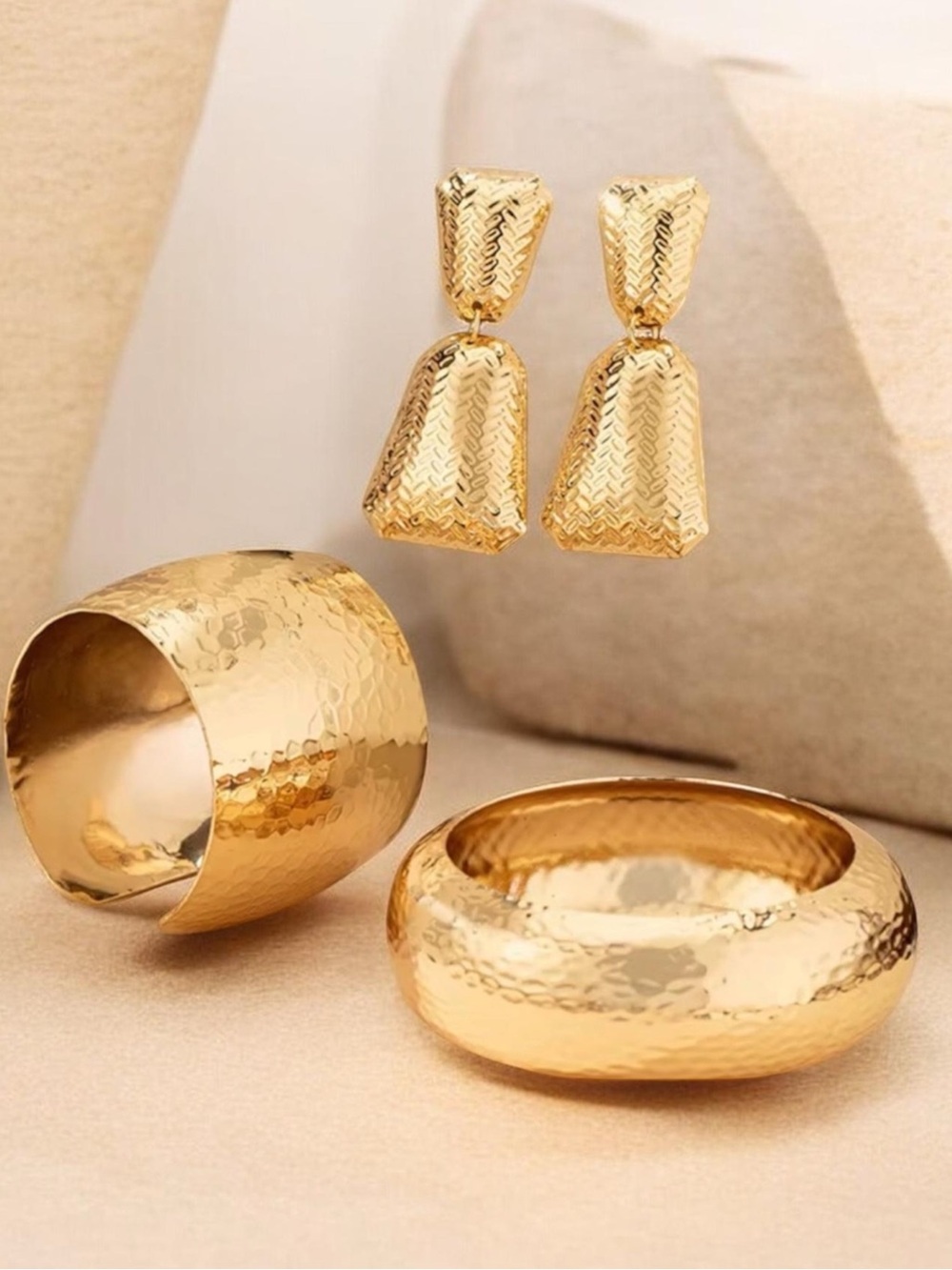 🔥🔥🆕3pc Gold Hammered Earrings and Bangle Bracelet Set